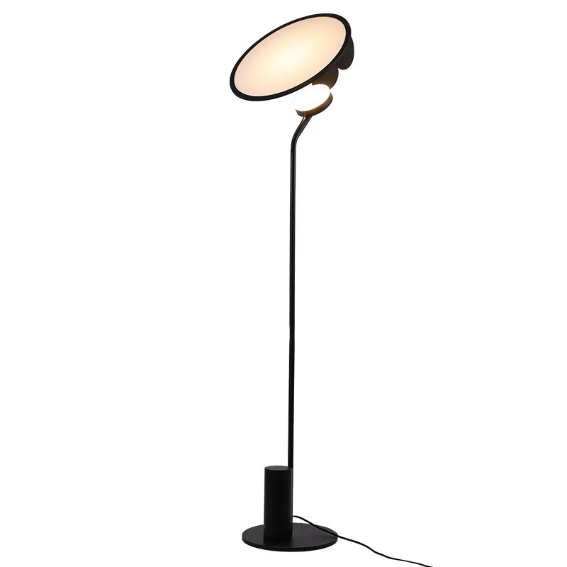 Schlanke moderne minimalistische Stehlampe