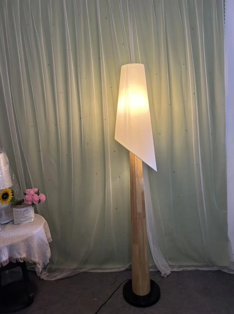 Moderne Minimalistische Stehlampe mit sanft leuchtendem Schirm