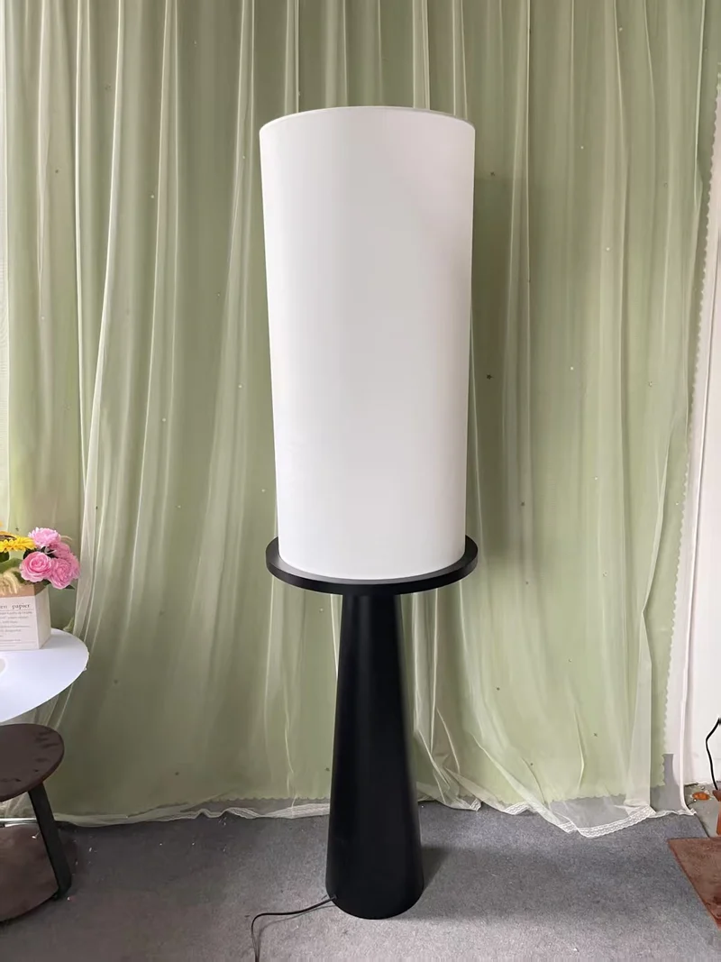 Moderner minimalistischer Stehlampe mit integriertem Beistelltisch