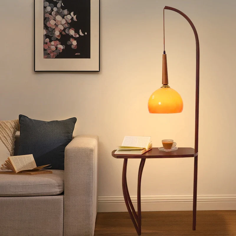 Moderner minimalistischer Stehlampe mit integriertem Beistelltisch