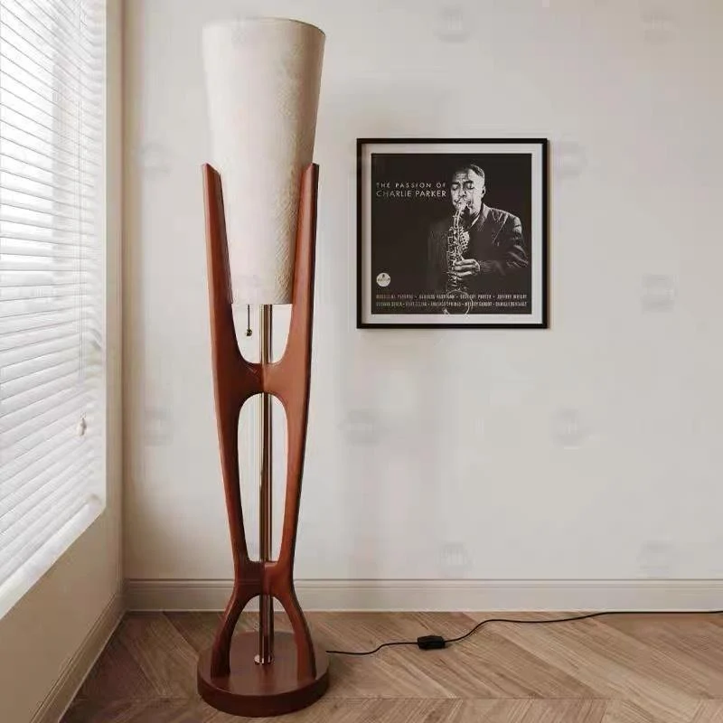 Skulpturale Holz Stehlampe