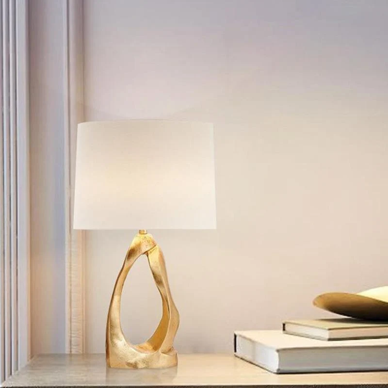 Skulpturale Tischlampe mit elegantem goldenen Fuß