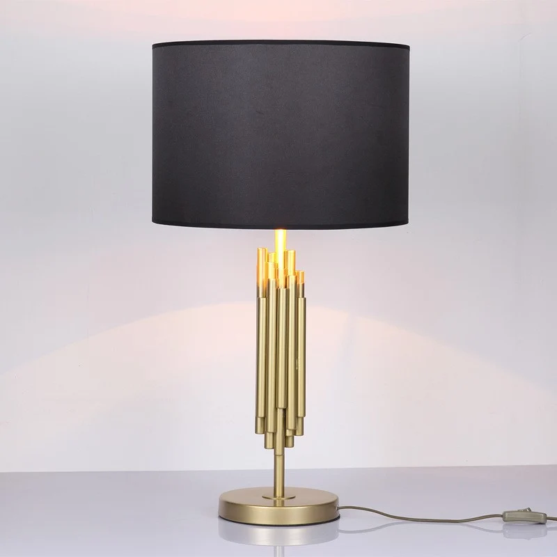 Skulpturale Gold Akzent Tischlampe