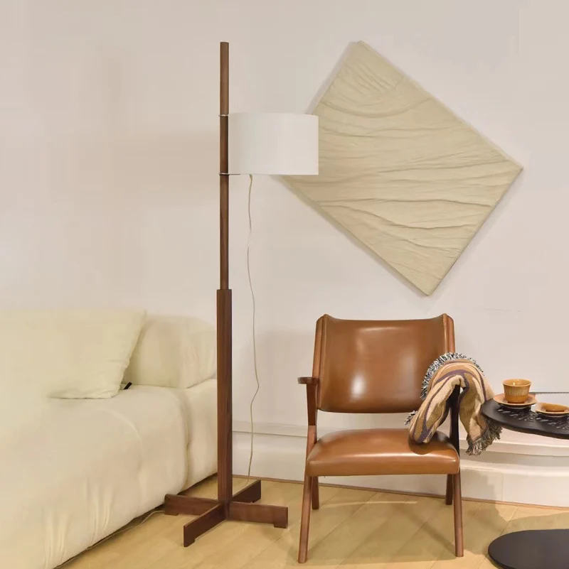 Moderne Minimalistische Stehlampe mit verstellbarem Schirm
