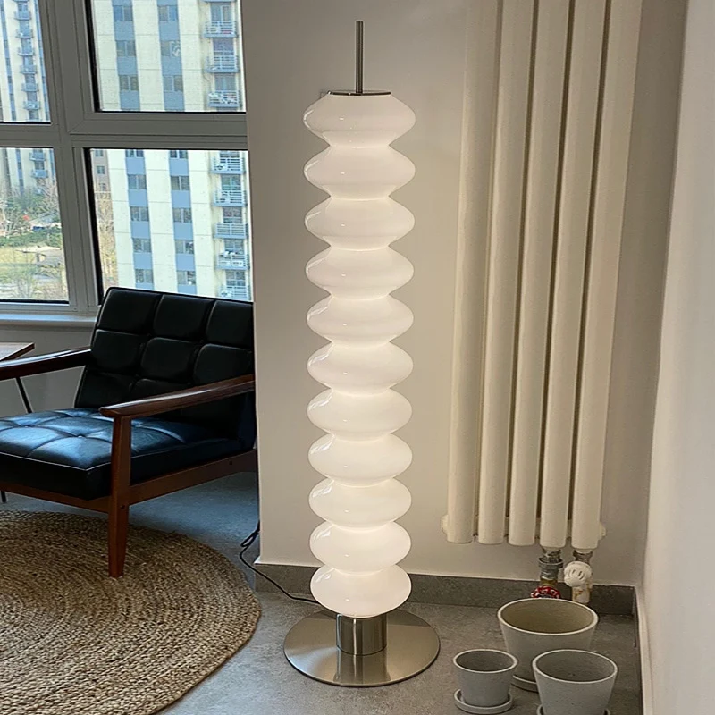 Skulpturale Stehlampe mit gekrümmtem Design
