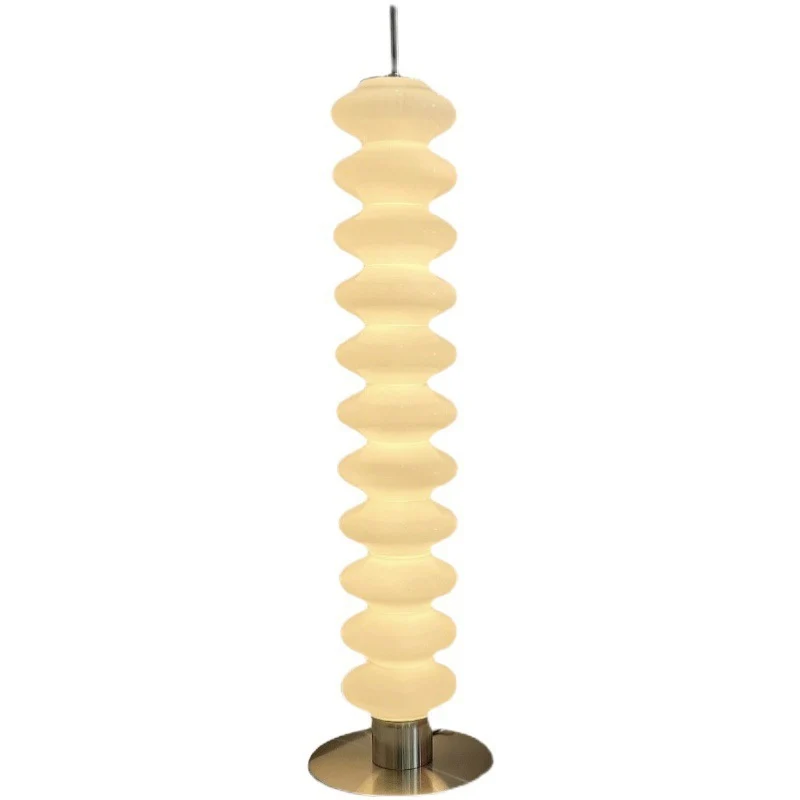 Skulpturale Stehlampe mit gekrümmtem Design