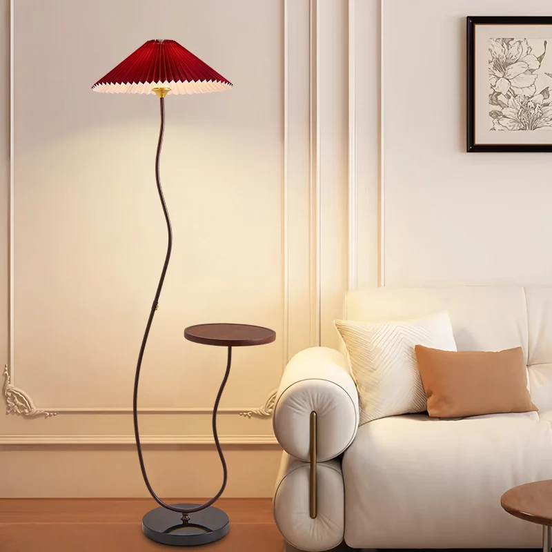 Moderne Stehlampe mit integriertem Beistelltisch