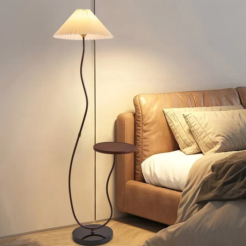 Moderne Stehlampe mit integriertem Beistelltisch
