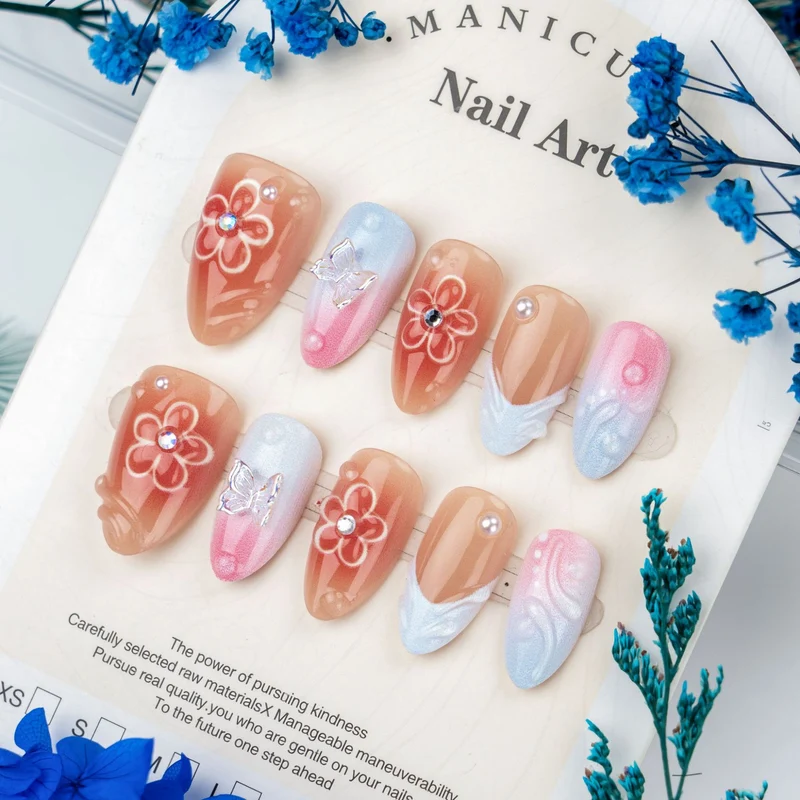 Handgefertigtes Press-On-Nagel-Set mit Blumen- und Schmetterlingsdesigns