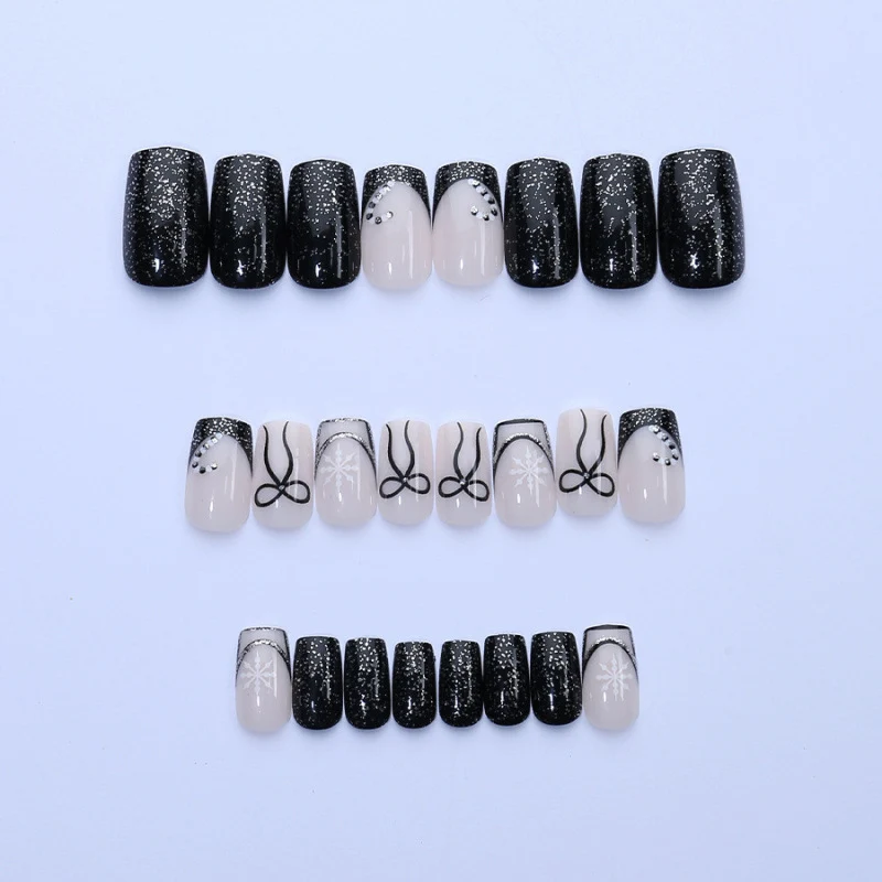 Festliche, mit Strass verzierten Press-On-Nail-Art