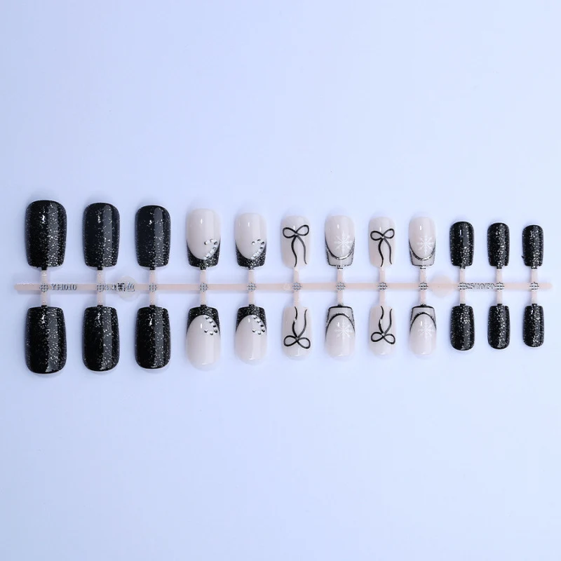 Festliche, mit Strass verzierten Press-On-Nail-Art