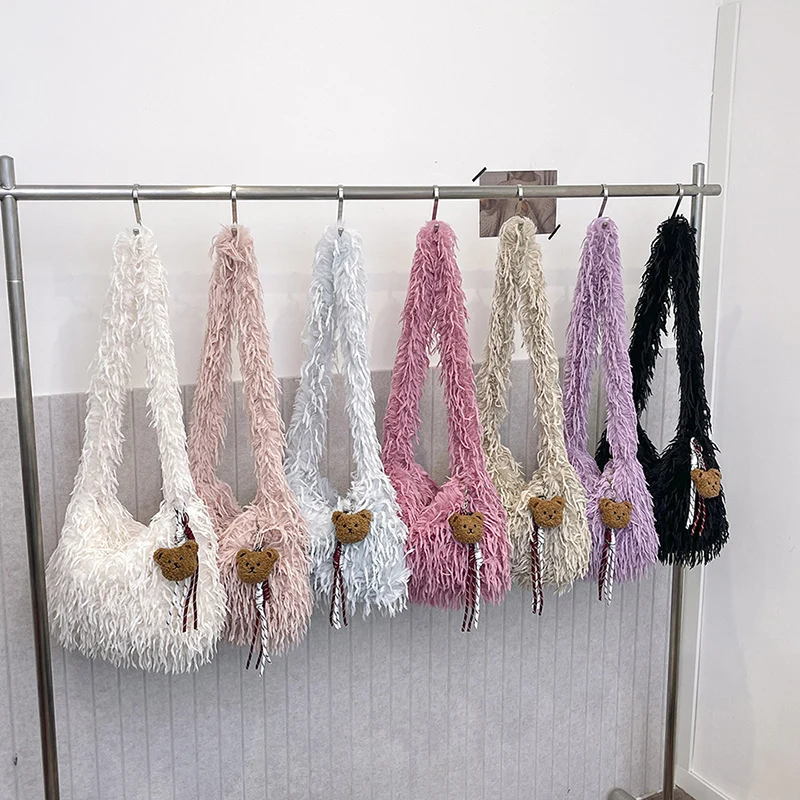 Fluffige Fransenschultertasche