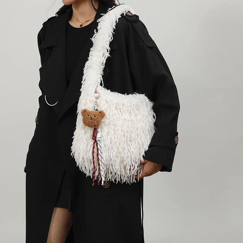 Fluffige Fransenschultertasche