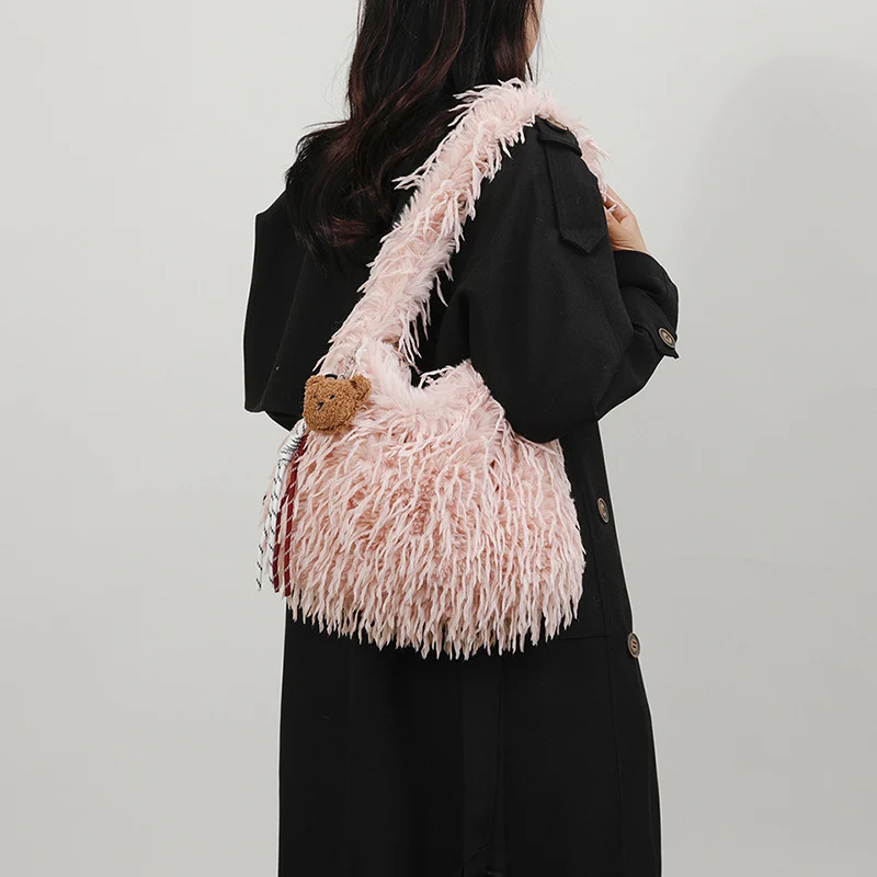 Fluffige Fransenschultertasche