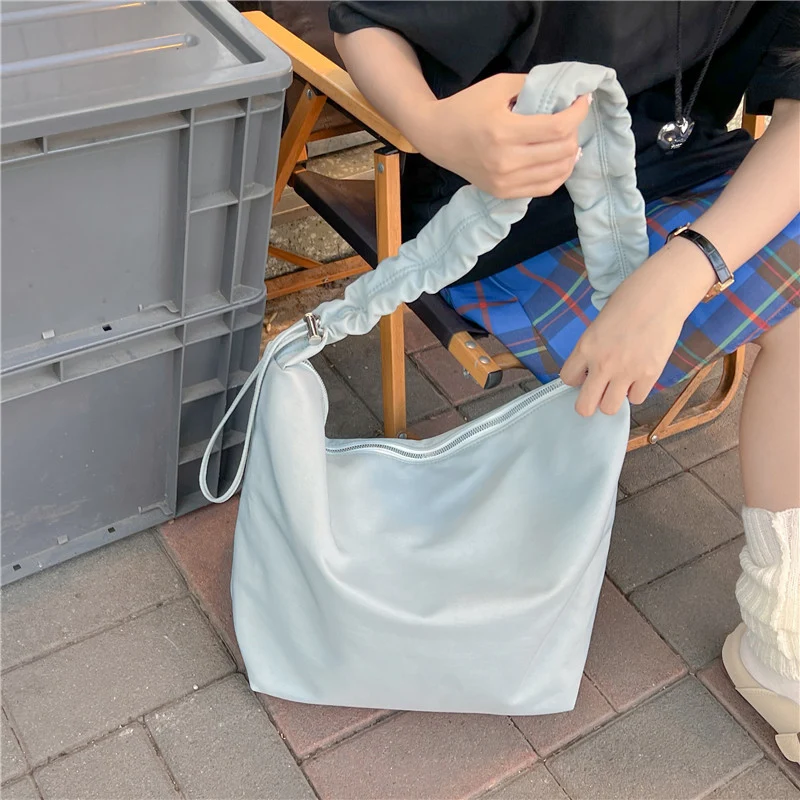 Elegante geraffte Schultertasche