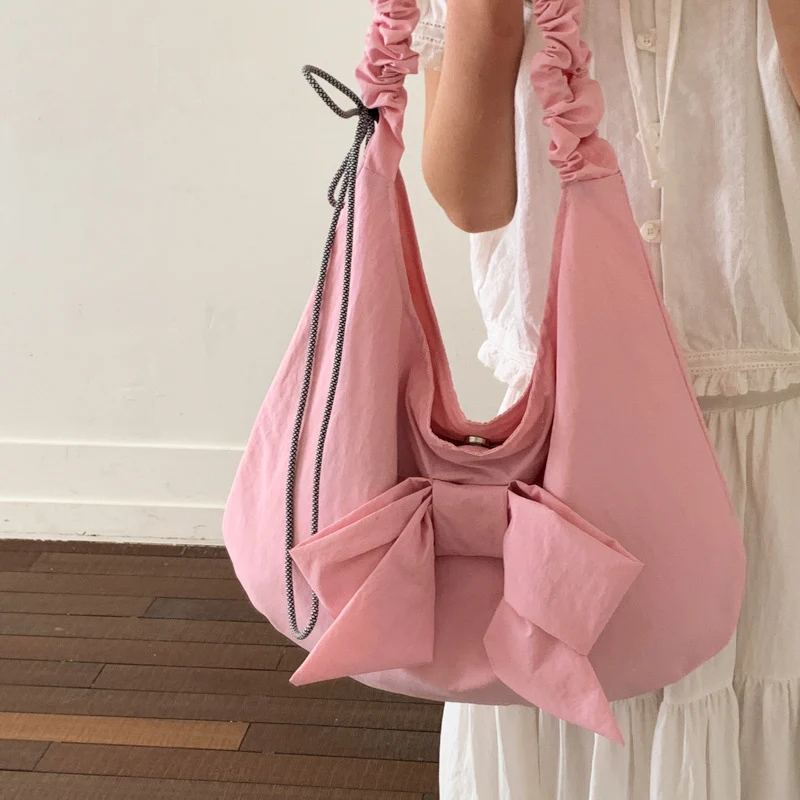 Schultertasche mit Schleifenverzierung