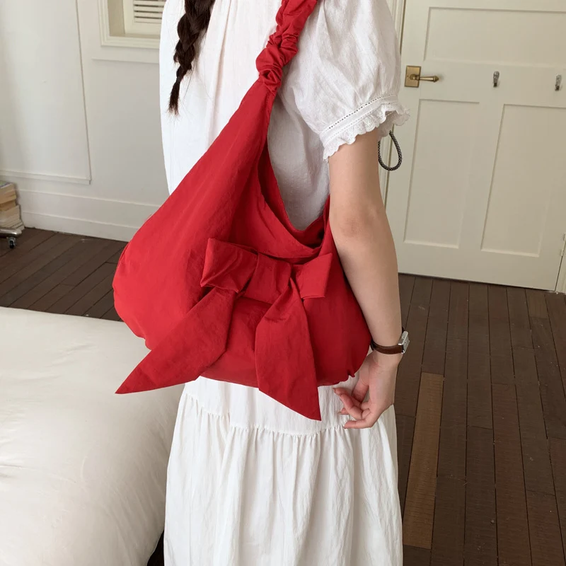 Schultertasche mit Schleifenverzierung