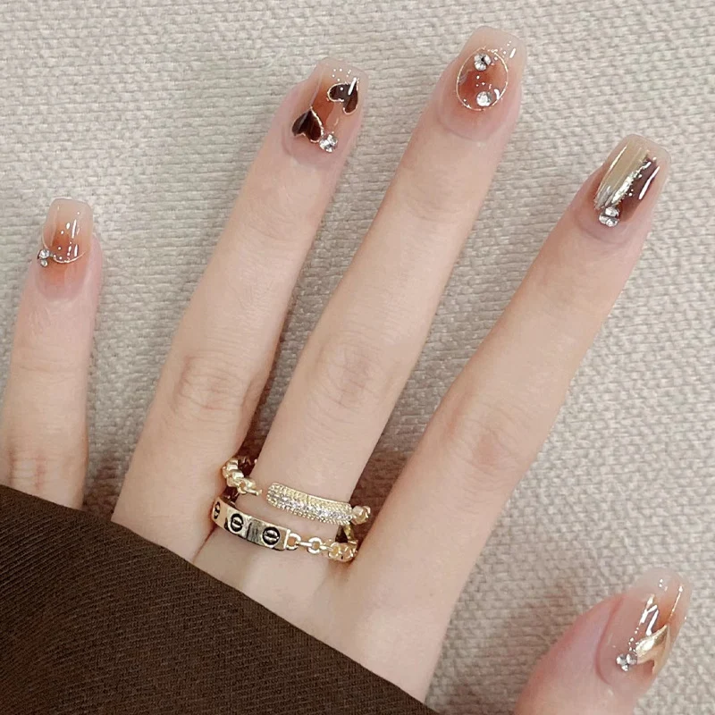 Elegantes Herz-Themen Press-On Nagelkunstset