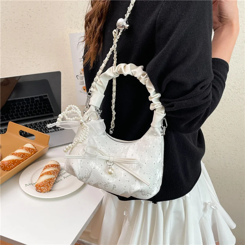 Elegante Schultertasche mit Schleifenverzierung