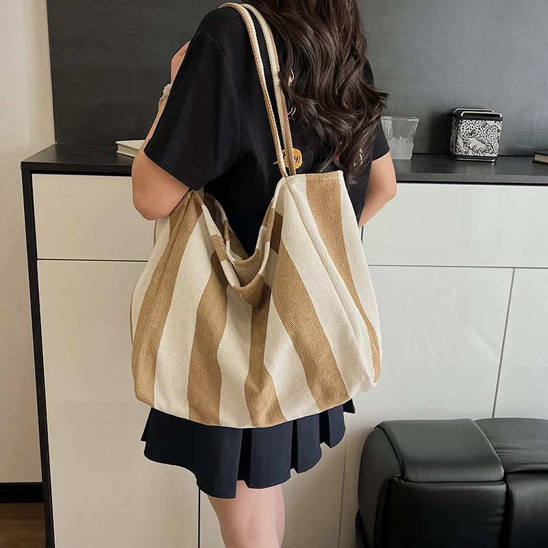 Geräumige gestreifte Strandtasche