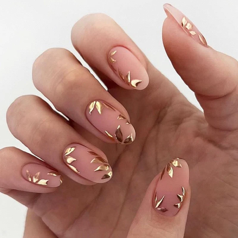Elegantes Goldblatt-Press-On-Nageldesign