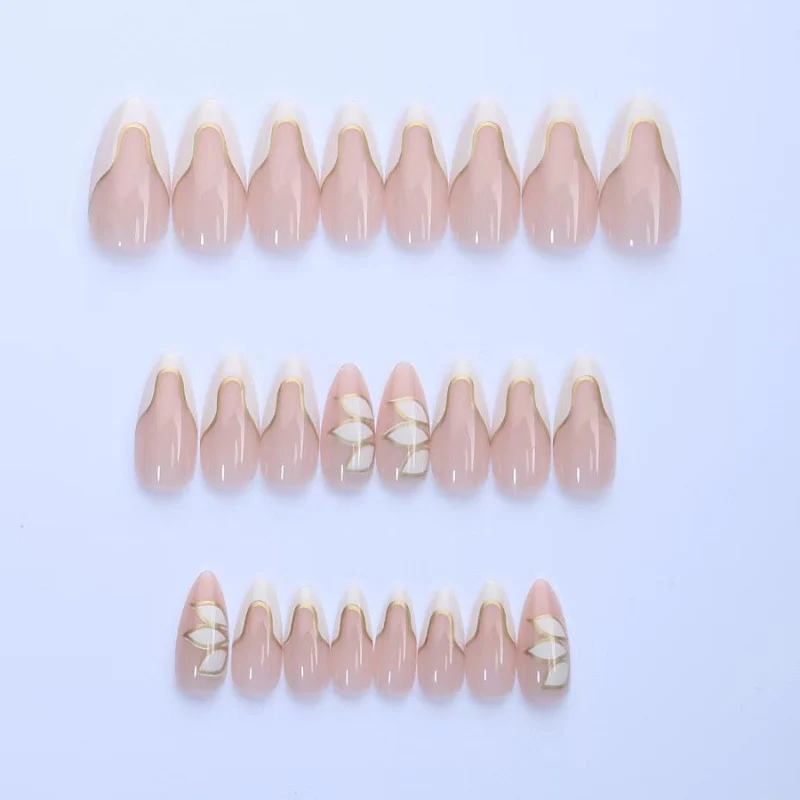 Elegante glänzende French Tip Press-On Nägel mit goldenen Akzenten