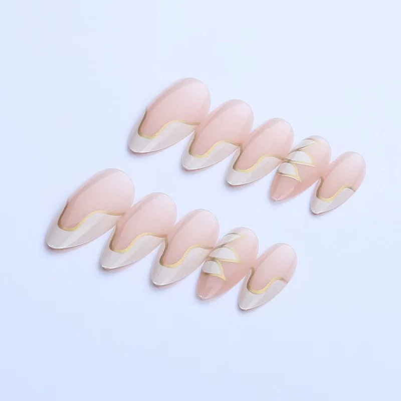 Elegante glänzende French Tip Press-On Nägel mit goldenen Akzenten