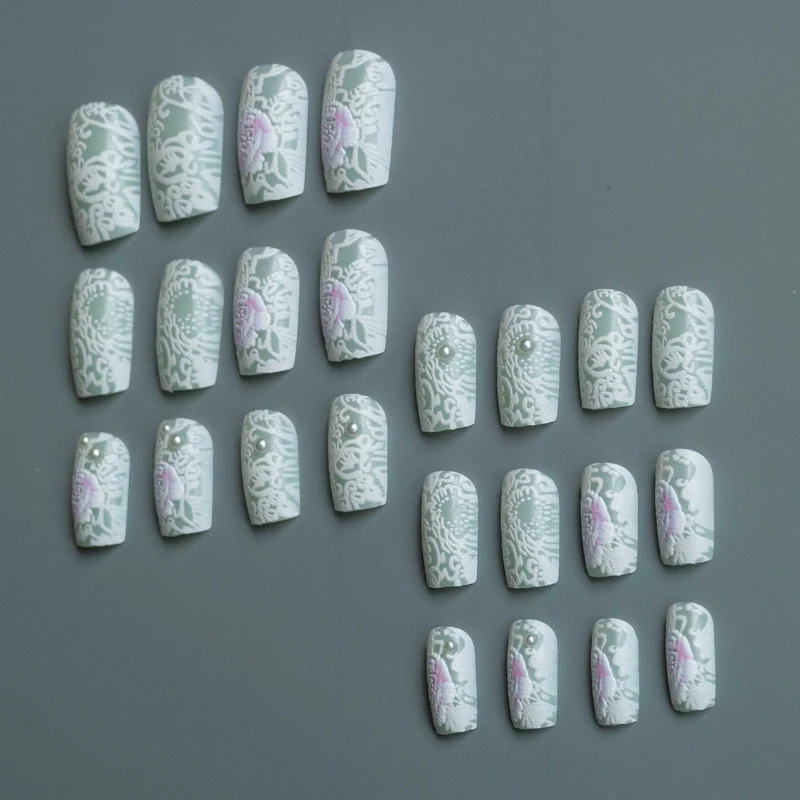 Aufwendige Blumen-Spitzen-Nagelkunst