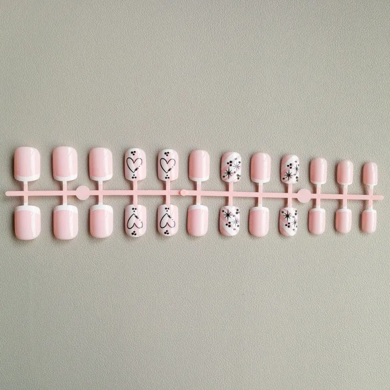 Stylisches Herz-Themen-Nageldesign