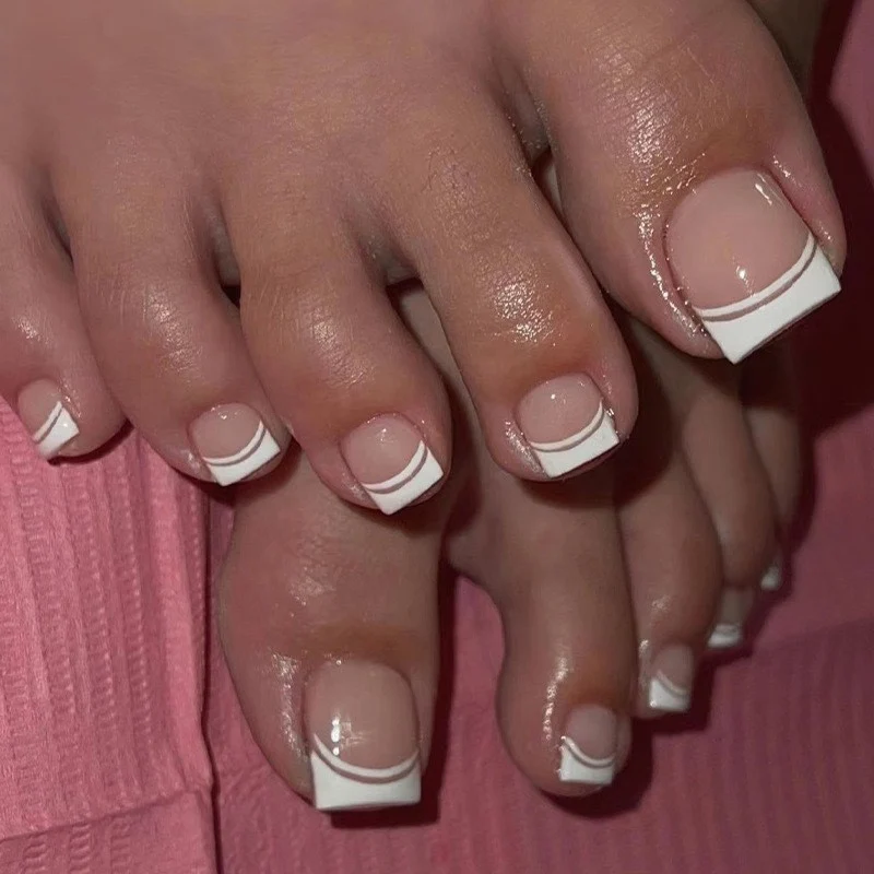 Stilvolle French Tip Pediküre Nagelkunst