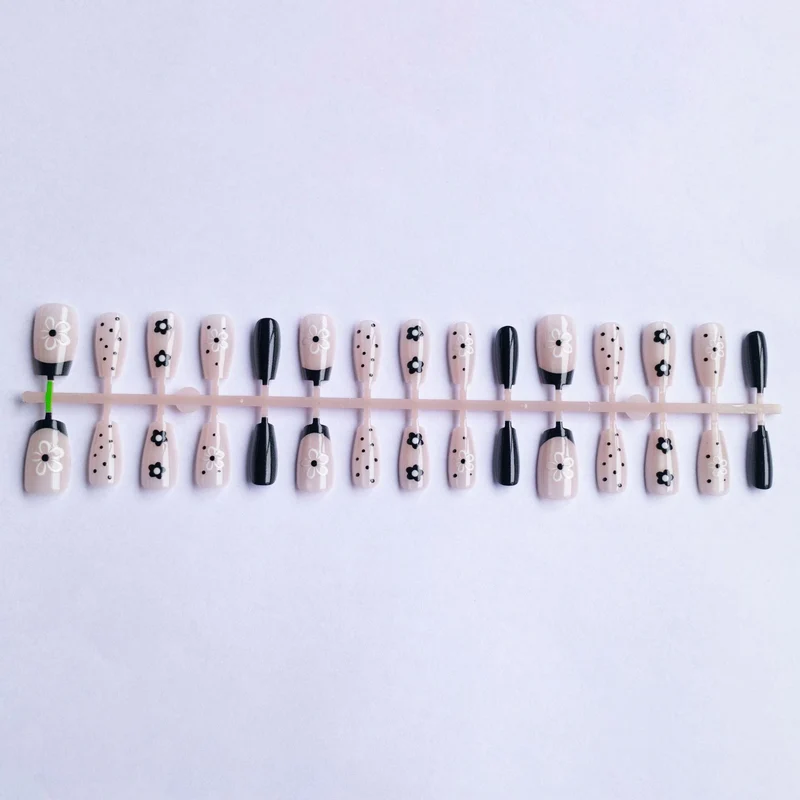 Stylisches Blumen-Nagelkunst-Set