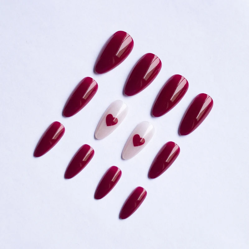 Herzverzierte Gel-Nagelkunst