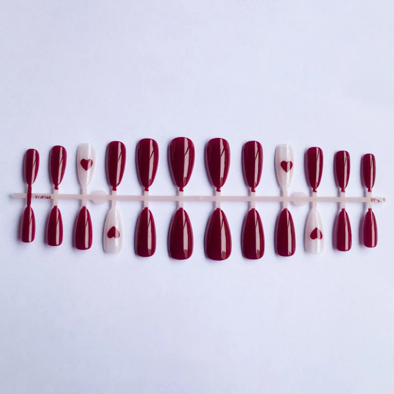 Herzverzierte Gel-Nagelkunst