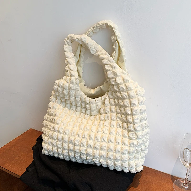 Gemütliche strukturierte Schultertasche