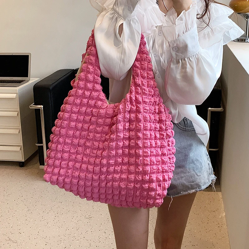 Gemütliche strukturierte Schultertasche