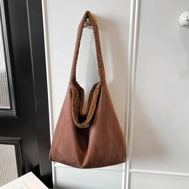 Gemütliche Faux Suede Schultertasche