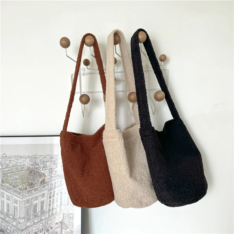Gemütliche Kunstfell-Eimer-Tasche