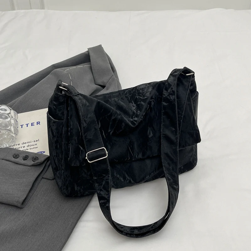 Texturierte schlabberige Schultertasche