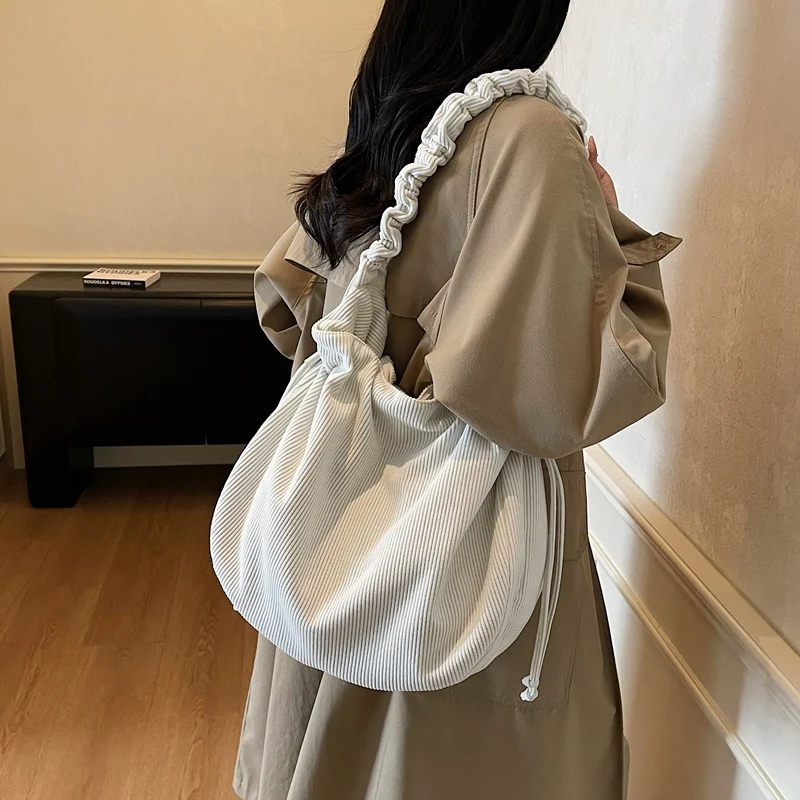 Texturierte Schlapp-Handtasche