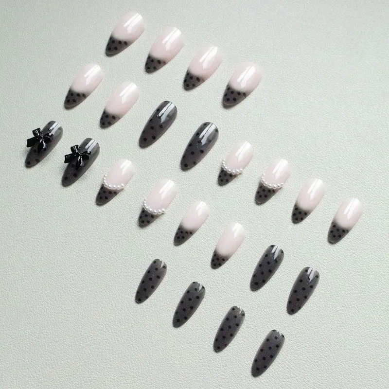 Elegantes Nagelkunst-Set mit Schleifenverzierungen