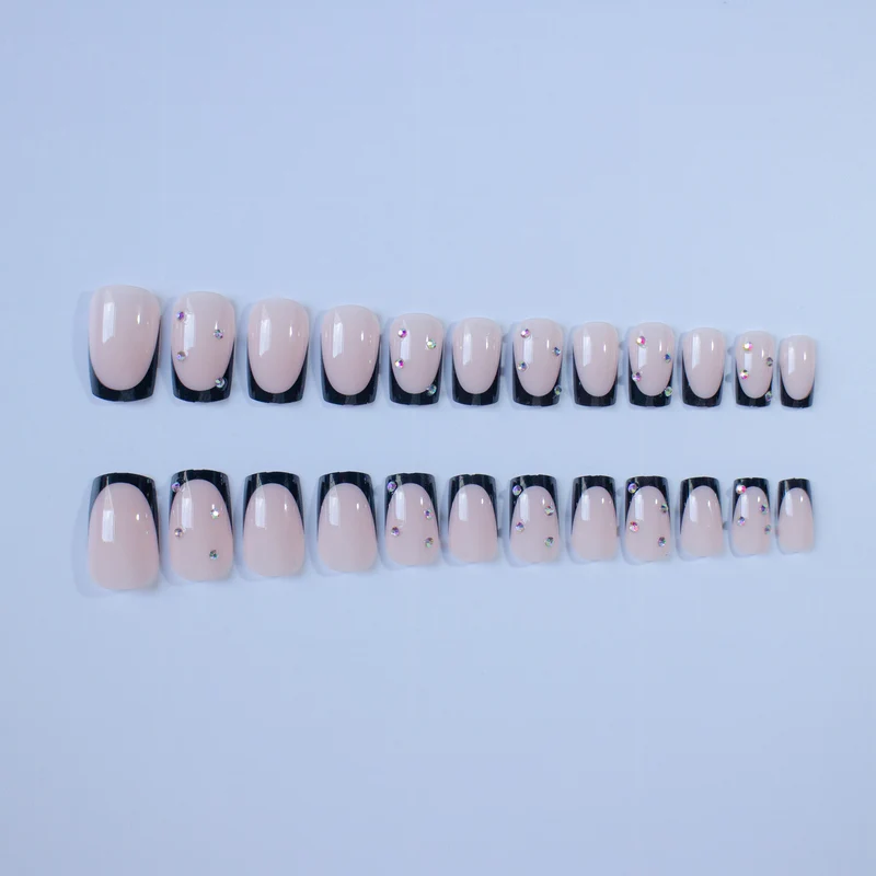 Elegantes Nagelkunst-Design-Set mit Strass-Akzenten