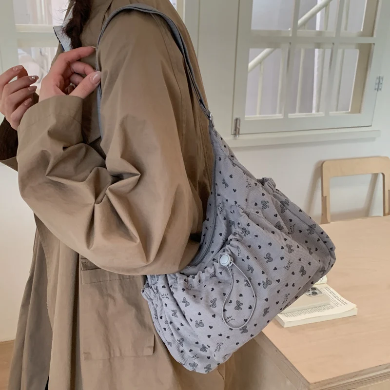 Lässige strukturierte Schultertasche