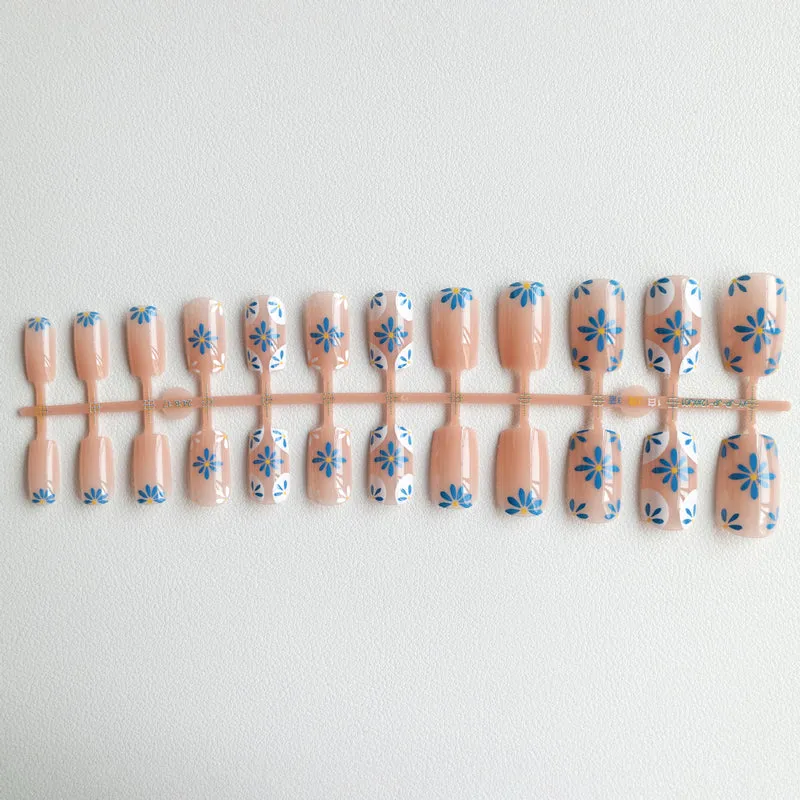 Florales Acryl-Nagelkunst-Design