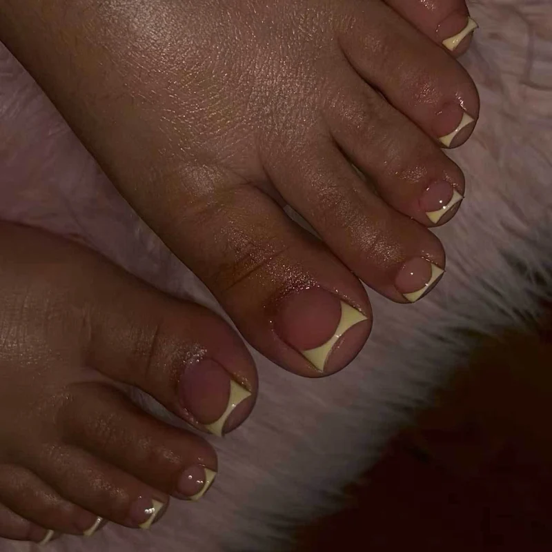 Elegante französische Spitzenzehen Nagelkunst