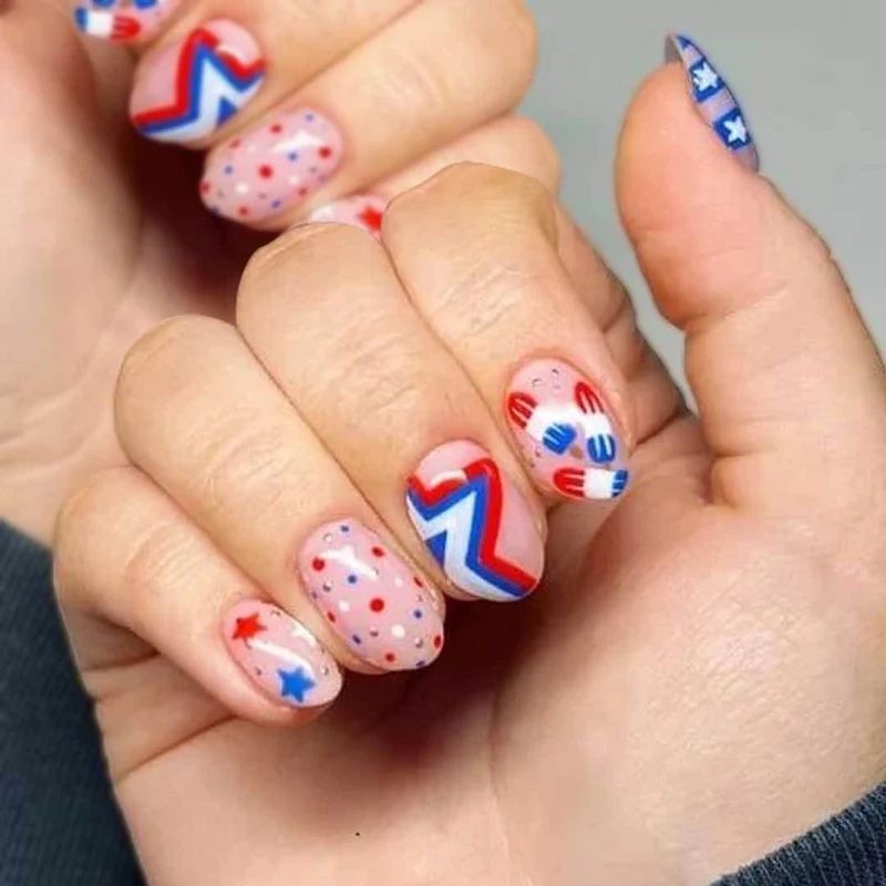 Festlich thematisierte Nagelkunst