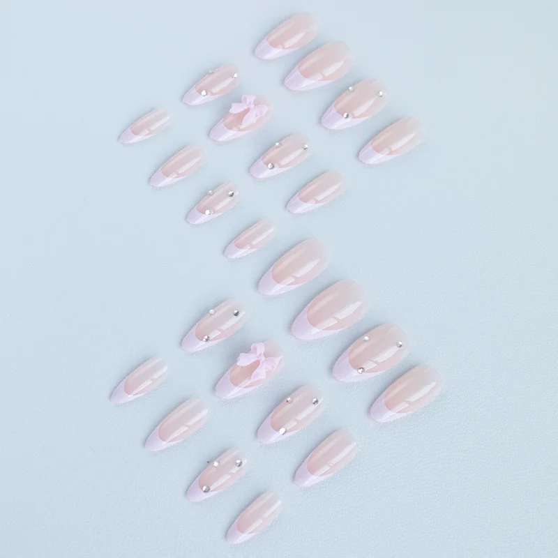Elegante französische Spitzen-Nagelkunst
