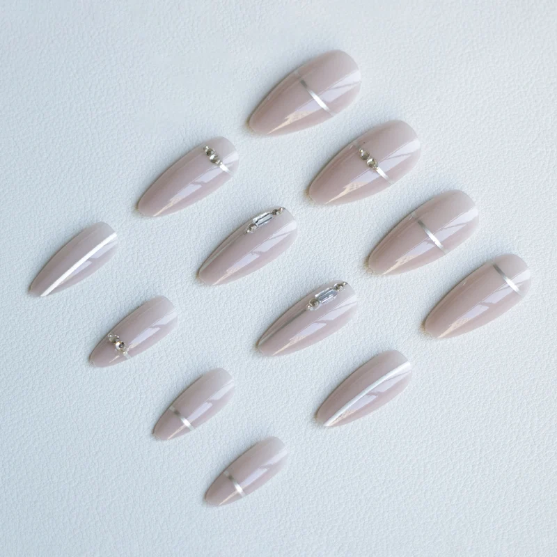 Glamouröse mit Strass akzentuierte Nagelkunst