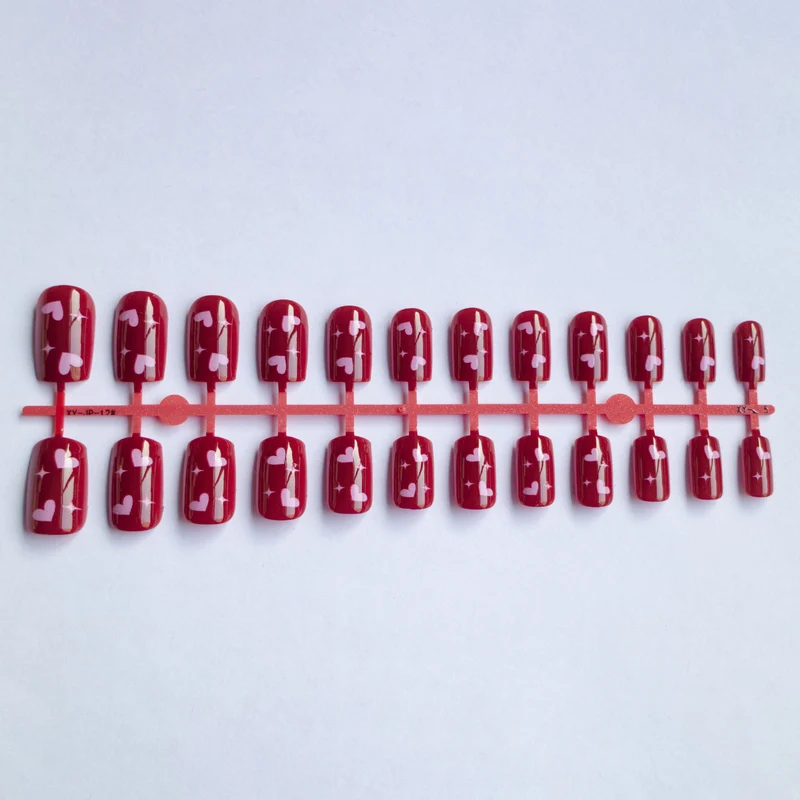 Glamouröses Herz Nagelkunst
