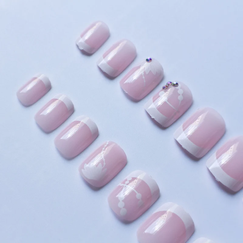 Elegante französische Spitzenblumen-Nagelkunst