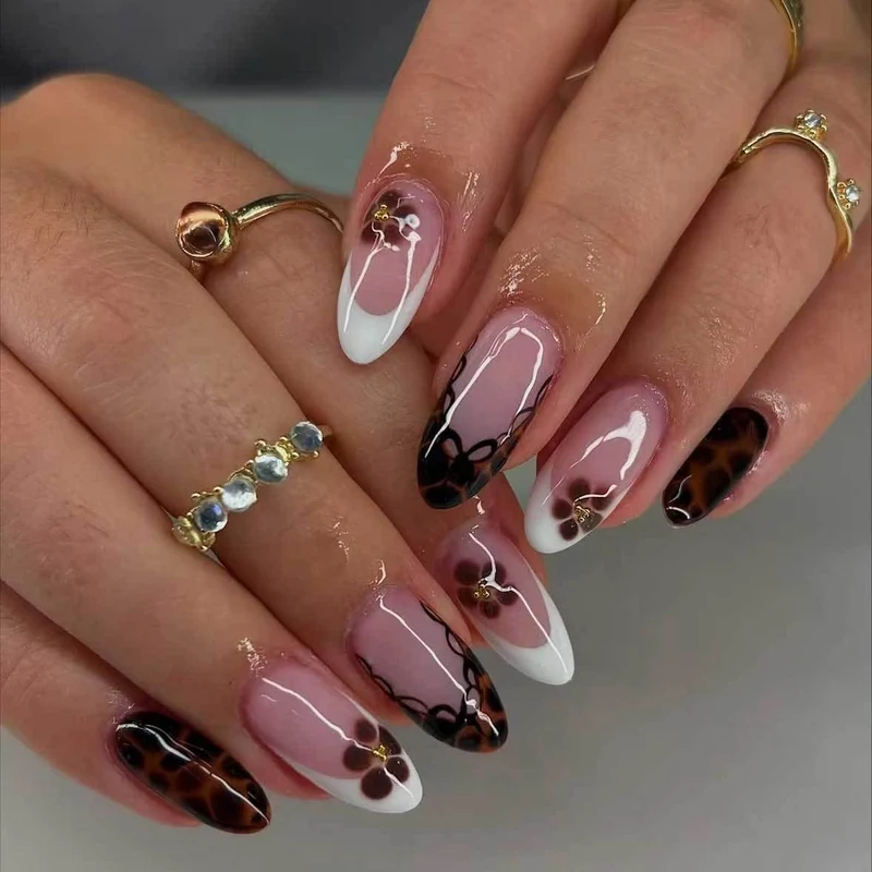 Elegantes florales Nageldesign-Set